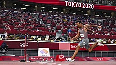 Andre De Grasse vítzí na dvoustovce na olympijských hrách v Tokiu.