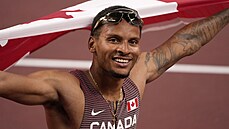 Andre De Grasse po triumfu na dvoustovce na olympijskch hrch v Tokiu.