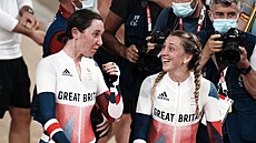 Laura Kennyová (vpravo) a Kate Archibaldová slaví olympijský triumf v madisonu.