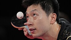 Čínský stolní tenista Ma Lung ve finále soutěže družstev na olympijských hrách...