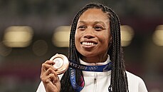 Bronzová Allyson Felixová po finále tvrtky na olympijských hrách v Tokiu.