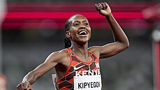 Faith Kipyegonová po triumfu na patnáctistovce na olympijských hrách v Tokiu.