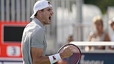 Americký tenista John Isner se raduje z triumfu na turnaji v Atlant.
