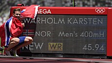 Olympijský vítz v bhu na 400 metr pekáek Nor Karsten Warholm pózuje ped...
