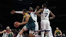 Australský basketbalista Dante Exum se snaí pejít pes Ameriany Bama...