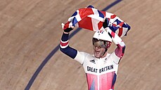 Britský dráhař Matthew Walls se raduje z triumfu v olympijském omniu.