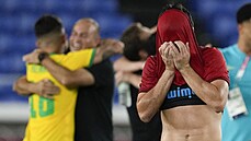 Smutek španělského fotbalisty Carlose Solera (vpravo) v kontrastu s brazilskou...