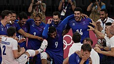 Volejbalisté Francie se radují z olympijského triumfu na hrách v Tokiu.