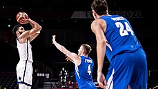 Americký basketbalista Jayson Tatum (vlevo) st�ílí na �eský ko�, st�elu se mu...
