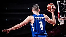 eský basketbalista Tomá Satoranský v zápase se Spojenými státy