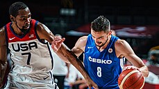 Český basketbalista Tomáš Satoranský (vpravo) útočí na koš v zápase se...