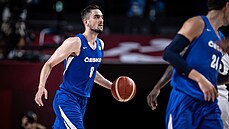 eský basketbalista Tomá Satoranský útoí na ko v zápase se Spojenými státy.