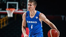 �eský basketbalista Tomá� Vyoral v zápase se Spojenými státy