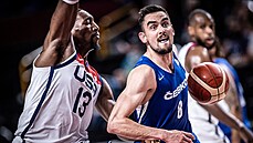 �eský basketbalista Tomá� Satoranský (vpravo) úto�í na americký ko�, brání ho...