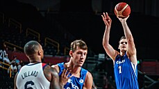 eský basketbalista Jaromír Bohaík (vpravo) stílí  na americký ko.