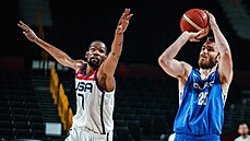 eský basketbalista David Jelínek stílí v zápase se Spojenými státy, brání ho...