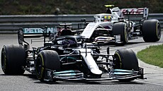 Lewis Hamilton z Mercedesu a Mick Schumacher z Haasu na maarském Hungaroringu