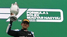 Esteban Ocon z Alpine se raduje z vítzství ve Velké cen Maarska formule 1.