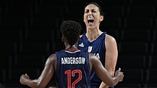 Srbské basketbalistky Jelena Brooksová (vpravo) a Yvonne Andersonová se radují...