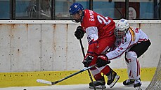 �eský mláde�nický reprezentant Matyá� �apovaliv (vlevo) ují�dí Removi Bierimu...