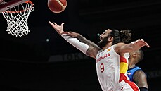 Ricky Rubio (9) ze �pan�lska zakon�uje na americký ko�, fauluje ho Damian...