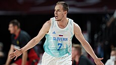 Slovinský k�ídelník Klemen Prepeli� se raduje ze své trojky.