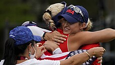 Nelly Kordová (uprostřed) slaví golfové zlato pro Spojené státy, objímá ji...