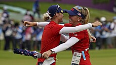 Nelly Kordová (vlevo) slaví olympijské zlato z golfu se svou sestrou Jessicou.