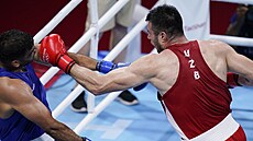 Uzbecký boxer Bachodir Jalolov právě udeřil Inda Kumara.