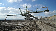Ohromné těžební stroje v dole Turów
