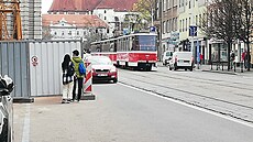 Lidé obcházející uzavřenou část chodníku v Lidické ulici v Brně se ocitali...