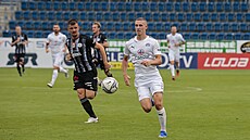 Michal Kohút ze Slovácka peláí za balonem v utkání s eskými Budjovicemi.