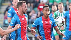 Plze�ský zálo�ník Jhon Mosquera (vpravo) v akci b�hem zápasu s Bohemians.