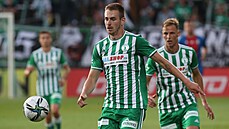 Roman Kv�t z Bohemians zpracovává balon.