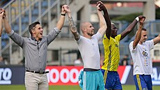 Zlín�tí fotbalisté oslavují vít�zství nad Teplicemi. Vlevo trenér Jan Jelínek.