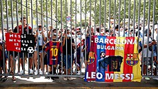 Fandové fotbalové Barcelony se shromádili ped Camp Nou, aby se rozlouili s...