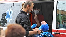 Příjezd mobilního očkovacího týmu do Vítkova přilákal ráno desítky lidí....