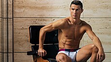 Cristiano Ronaldo v reklamě na spodní prádlo své značky CR7 (2018)