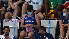 �trikující Tom Daley b�hem sledování finále skok� �en do vody z t�ímetrového...