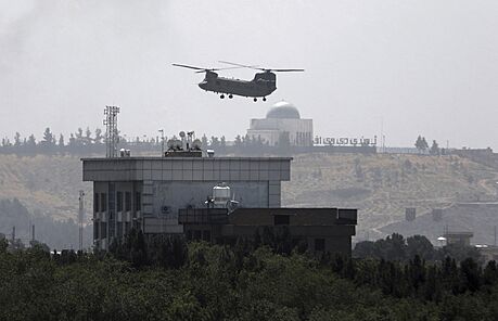Helikoptéra Chinook evakuuje americkou ambasádu v Kábulu, kam v nedli...