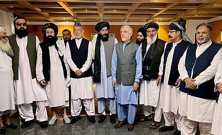 Nkdejí afghánský prezident Hamíd Karzáí (tvrtý zleva) a bývalý pedseda...
