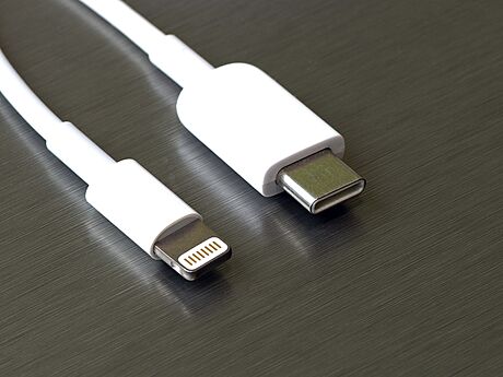 Nabíjecí kabel typu Ligtning pro iPhony vedle USB-C
