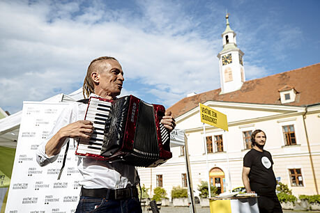 éf Pirát Ivan Barto na pedvolebním mítinku v Lounech