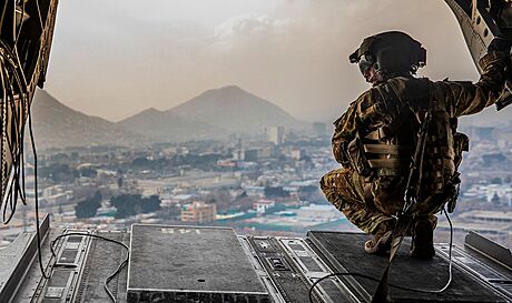 Americký voják zaazený do 10. horské divize pi letu nad afghánským Kábulem....