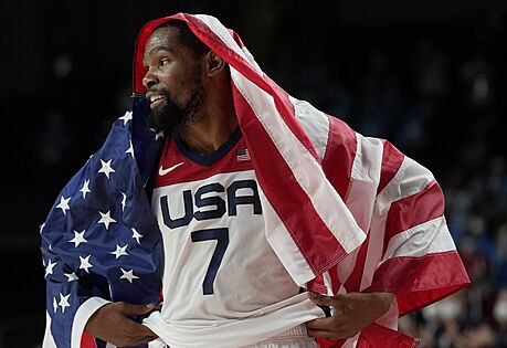 Americká hvzda Kevin Durant oslavuje své tetí olympijské zlato.