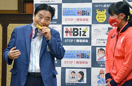 Starosta Takai Kawamura se zlatou medailí softbalistky Miu Gotové