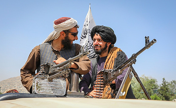 Bojovníci Tálibánu na předměstí Kábulu (17. srpna 2021)