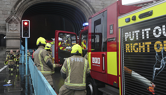 Zvedací londýnský most Tower Bridge se zasekl v otevené poloze, ob strany se...