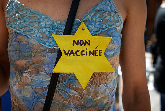 ena má na protestu proti prkazu zdraví v Toulouse na hrudníku pipevnnou...
