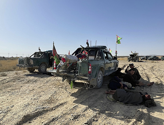 Afghánští vojáci odpočívají nedaleko města Kandahár jihozápadně od Kábulu. (13....